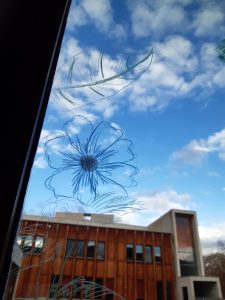 Dessin de fleurs sur la vitre