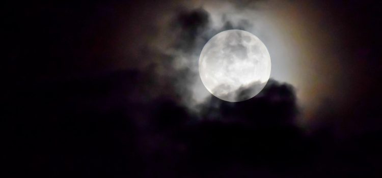 Sous l’influence de la Lune : coopérer pour développer l’esprit critique face l’information scientifique